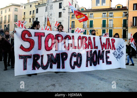 Vicenza, Italie, 21 janvier 2017. Quelques centaines de personnes se réunissent à la ville-centre, pour manifester contre l'bases militaires américaines en Italie et contre de grandes oeuvres qui ils jugent inutile. La manifestation organisée par les mouvements en aucune Dal Molin, NO TAV, Aucun Aucun MOSE, Grandi Navi, Aucun, aucun MUOS TTIP. Une nouvelle bannière anti-guerre ouvre la manifestation, avec les mots : stop à la guerre mondiale, Trump Go Home. Credit : Ferdinando Piezzi/Alamy Live News Banque D'Images