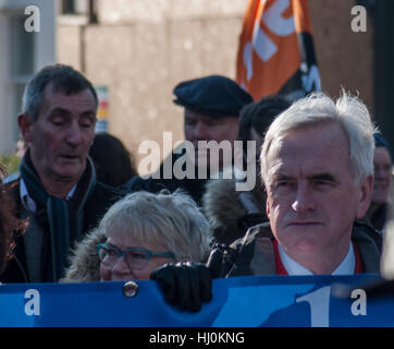 Brighton, Sussex, Royaume-Uni..21 janvier 2017..Des Centaines de militants luttant pour sauver le NHS ont assisté à une marche et à un rassemblement sur la côte sud. Le chancelier de l'ombre du travail John McDonnell s'est adressé au rassemblement à la gare de Brighton, citant le sous-financement conservateur de la santé et des soins sociaux. Banque D'Images