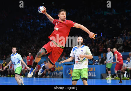 Paris, France. 21 Jan, 2017. La Russie Gleb Kalarash (M) lance pour le but de la Slovénie à proximité de Vid Kavticnik (r) dans le dernier match entre la Russie et la Slovénie au Championnat du Monde de Handball à Paris, France, 21 janvier 2017. Photo : Marijan Murat/dpa/Alamy Live News Banque D'Images