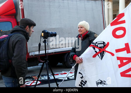 Vicenza, Italie, 21 janvier 2017. Quelques centaines de personnes se réunissent à la ville-centre, pour manifester contre l'bases militaires américaines en Italie et contre de grandes oeuvres qui ils jugent inutile. La manifestation organisée par les mouvements en aucune Dal Molin, NO TAV, Aucun Aucun MOSE, Grandi Navi, Aucun, aucun MUOS TTIP. Une nouvelle bannière anti-guerre ouvre la manifestation, avec les mots : stop à la guerre mondiale, Trump Go Home. Credit : Ferdinando Piezzi/Alamy Live News Banque D'Images