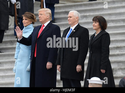 Le président Donald Trump dit au revoir à l'ancien président américain Barack Obama qu'il hélicoptères pour Joint Base Andrews après l'inauguration le 20 janvier 2017 à Washington, DC, Trump est devenu le 45e président des États-Unis. Photo par Kevin Dietsch/UPI - PAS DE SERVICE DE FIL- Photo : Kevin Dietsch/consolidé/dpa Banque D'Images