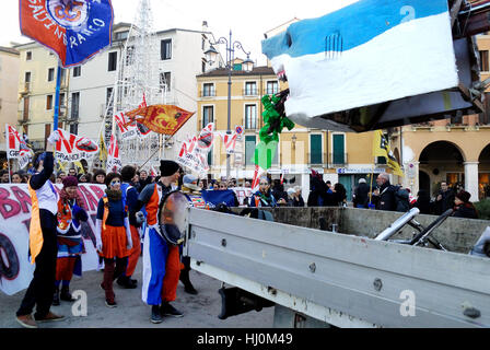 Vicenza, Italie, 21 janvier 2017. Quelques centaines de personnes se réunissent à la ville-centre, pour manifester contre l'bases militaires américaines en Italie et contre de grandes oeuvres qui ils jugent inutile. La manifestation organisée par les mouvements en aucune Dal Molin, NO TAV, Aucun Aucun MOSE, Grandi Navi, Aucun, aucun MUOS TTIP. Une nouvelle bannière anti-guerre ouvre la manifestation, avec les mots : stop à la guerre mondiale, Trump Go Home. Credit : Ferdinando Piezzi/Alamy Live News Banque D'Images