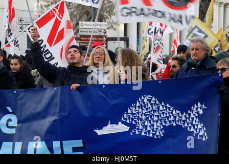 Vicenza, Italie, 21 janvier 2017. Quelques centaines de personnes se réunissent à la ville-centre, pour manifester contre l'bases militaires américaines en Italie et contre de grandes oeuvres qui ils jugent inutile. La manifestation organisée par les mouvements en aucune Dal Molin, NO TAV, Aucun Aucun MOSE, Grandi Navi, Aucun, aucun MUOS TTIP. Une nouvelle bannière anti-guerre ouvre la manifestation, avec les mots : stop à la guerre mondiale, Trump Go Home. Credit : Ferdinando Piezzi/Alamy Live News Banque D'Images