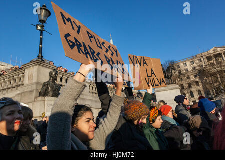 Londres, Royaume-Uni, le 21 janvier 2017 : Suite à l'atout de Donald's inauguration le 20 janvier, 100 000 manifestants ont défilé à Londres pour exprimer leur opposition à sa présidence. Les manifestants marchaient à partir de l'ambassade américaine à Grosvenor Square, à Trafalgar Square, et la Marche des femmes sur Londres était l'une des centaines de manifestations ayant lieu dans de grandes villes du monde entier, le samedi. Credit : galit seligmann/Alamy Live News Banque D'Images