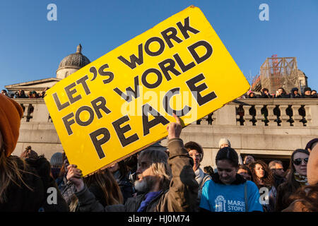 Londres, Royaume-Uni, le 21 janvier 2017 : Suite à l'atout de Donald's inauguration le 20 janvier, 100 000 manifestants ont défilé à Londres pour exprimer leur opposition à sa présidence. Les manifestants marchaient à partir de l'ambassade américaine à Grosvenor Square, à Trafalgar Square, et la Marche des femmes sur Londres était l'une des centaines de manifestations ayant lieu dans de grandes villes du monde entier, le samedi. Credit : galit seligmann/Alamy Live News Banque D'Images