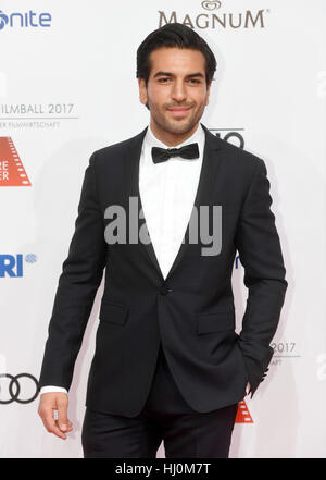 Munich, Allemagne. 21 Jan, 2017. Elyas acteur M·Barek arrivant au 44e Bal du Film allemand dans l'hôtel Bayerischer Hof à Munich, Allemagne, 21 janvier 2017. Photo : Tobias Hase/dpa/Alamy Live News Banque D'Images