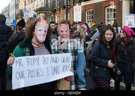 Londres, Royaume-Uni. 21 janvier 2017. Autour de 100 000 personnes ont participé à la Marche des femmes sur 'London' dans le cadre d'une journée mondiale d'action sur le premier jour de la présidence de Donald Trump. Les participants ont marché de l'emplacement de l'ambassade américaine à Grosvenor Square à Trafalgar Square dans une protestation contre la 'politique de la peur", ainsi que de défendre les droits de l'homme pour tous et de promouvoir les libertés civiles. Wiktor Szymanowicz/Alamy Live News Banque D'Images