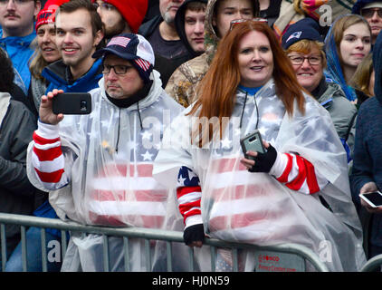 Washington D.C, USA. Le 20 janvier, 2017. RESTRICTION : NO New York ou le New Jersey Journaux ou journaux dans un rayon de 75 km de la ville de New York. Les spectateurs dans le premier défilé pour célébrer l'inauguration de Donald J. Trump comme le 45e président des États-Unis sur Pennsylvania Avenue à Washington, DC. Credit : Ron Sachs/CNP/MediaPunch/Alamy News Live Banque D'Images