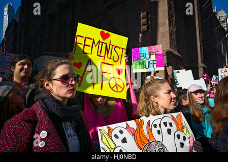 New York City, USA. 21 janvier, 2017. Visages dans la foule t dans la Marche des femmes au lendemain de l'atout de Donald est devenu le 45e président des États-Unis à New York, USA. Crédit : Joseph Reid/Alamy Live News Banque D'Images