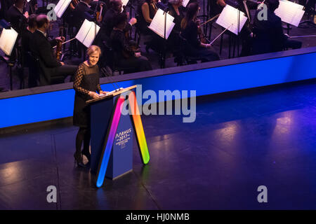 Aarhus, Danemark. 21 Jan, 2017. Directeur général de la Fondation 2017 Aarhus Rebecca Matthews parle avant la cérémonie d'Aarhus de 2017 Capitale Européenne de la culture en tant que VIP y compris public Margrathe Queen II watch. Credit : Matthew James Harrison/Alamy Live News Banque D'Images