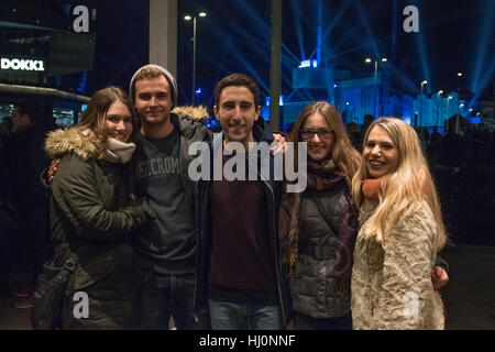 Aarhus, Danemark. 21 Jan, 2017. De gauche à droite Boglar, 18, Wiktor, 18, Marco, 19 ans, Natalia, 19 ans, et Christiana, 19. À partir de la Hongrie, l'Italie, la Pologne et la Moldavie respectivley. Ils ont décrit la cérémonie d'Aarhus de 2017 Capitale Européenne de la Culture a été spectaculaire, et étaient très heureux de voir comment la nouvelle atmosphère de la ville prendra effet. Credit : Matthew James Harrison/Alamy Live News Banque D'Images