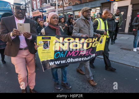 Londres, Royaume-Uni. 21 janvier 2017. Oh ! Mère, une organisation chrétienne basée dans le sud de Londres qui fait campagne pour le changement dans les communautés et de mettre fin à la criminalité et des armes à feu, couteaux ont défilé dans Peckham pour Ernest Kalawa, âgée de 24 ans qui a été poignardé à mort dans le 30 décembre 2016 Peckham. Crédit : Peter Marshall/Alamy Live News Banque D'Images