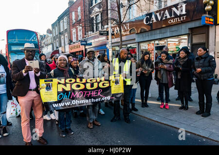 Londres, Royaume-Uni. 21 janvier 2017. Oh ! Mère, une organisation chrétienne basée dans le sud de Londres qui fait campagne pour le changement dans les communautés et de mettre fin à la criminalité et des armes à feu, couteaux ont défilé dans Peckham pour Ernest Kalawa, âgée de 24 ans qui a été poignardé à mort dans le 30 décembre 2016 Peckham. Crédit : Peter Marshall/Alamy Live News Banque D'Images