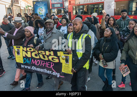 Londres, Royaume-Uni. 21 janvier 2017. Oh ! Mère, une organisation chrétienne basée dans le sud de Londres qui fait campagne pour le changement dans les communautés et de mettre fin à la criminalité et des armes à feu, couteaux ont défilé dans Peckham pour Ernest Kalawa, âgée de 24 ans qui a été poignardé à mort dans le 30 décembre 2016 Peckham. Crédit : Peter Marshall/Alamy Live News Banque D'Images