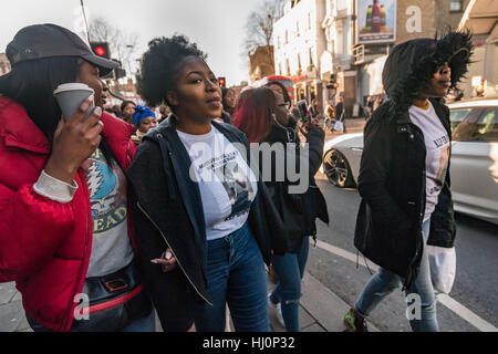 Londres, Royaume-Uni. 21 janvier 2017. Oh ! Mère, une organisation chrétienne basée dans le sud de Londres qui fait campagne pour le changement dans les communautés et de mettre fin à la criminalité et des armes à feu, couteaux ont défilé dans Peckham pour Ernest Kalawa, âgée de 24 ans qui a été poignardé à mort dans le 30 décembre 2016 Peckham. Crédit : Peter Marshall/Alamy Live News Banque D'Images