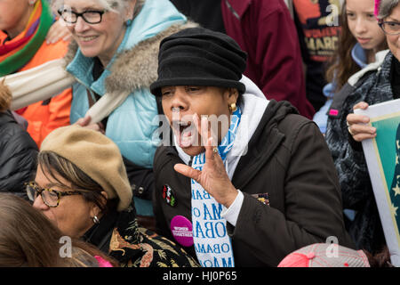 Washington, USA. Jan 21, 2017.Les manifestants crier des slogans au cours de la Marche des femmes sur Washington en protestation au Président Donald Trump à Washington, DC. Plus de 500 000 personnes entassées le National Mall dans un cadre paisible et une réprimande en rallye festival du nouveau président. Credit : Planetpix/Alamy Live News Banque D'Images