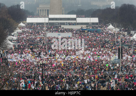 Washington, USA. Jan 21, 2017.Des centaines de milliers de manifestants se rassemblent sur le National Mall au cours de la Marche des femmes sur Washington en protestation au Président Donald Trump à Washington, DC. Plus de 500 000 personnes entassées le National Mall dans un cadre paisible et une réprimande en rallye festival du nouveau président. Credit : Planetpix/Alamy Live News Banque D'Images