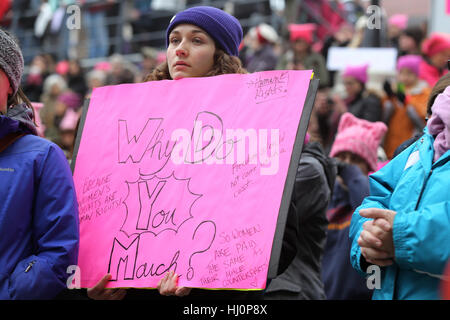 Kingston, Canada. 21 Jan, 2017. Les gens protestent et maintenir des panneaux lors de la marche des femmes à Kingston. La marche est à l'appui avec la marche des femmes à Washington, D.C. Crédit : Lars Hagberg/Alamy Live News Banque D'Images