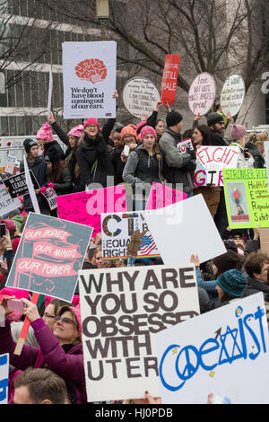 Washington, USA. Jan 21, 2017 Vague de manifestants.symptômes au cours de la Marche des femmes sur Washington en protestation au Président Donald Trump à Washington, DC. Plus de 500 000 personnes entassées le National Mall dans un cadre paisible et une réprimande en rallye festival du nouveau président. Credit : Planetpix/Alamy Live News Banque D'Images