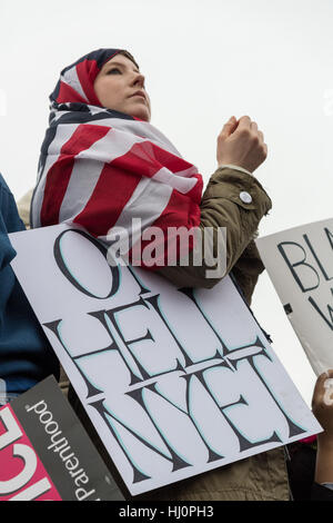 Washington, USA. Jan 21, 2017.Une femme musulmane porte un drapeau américain comme un hijab au cours de la Marche des femmes sur Washington en protestation au Président Donald Trump à Washington, DC. Plus de 500 000 personnes entassées le National Mall dans un cadre paisible et une réprimande en rallye festival du nouveau président. Credit : Planetpix/Alamy Live News Banque D'Images