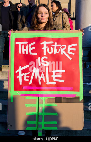 Londres, Royaume-Uni - 21 janvier 2017. Jeune femme tenant signe de protestation pour les droits des femmes disant l'avenir est de sexe féminin. Des milliers de manifestants se sont rassemblés à Trafalgar Square pour assister à la Marche des femmes contre l'atout de Donald appelant pour les droits de l'homme et l'égalité. Banque D'Images