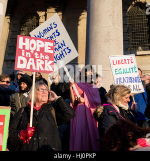 Londres, Royaume-Uni - 21 janvier 2017. Femmes ayant des signes de protestation pour les droits des femmes. Des milliers de manifestants se sont rassemblés à Trafalgar Square pour assister à la Marche des femmes contre l'atout de Donald appelant pour les droits de l'homme et l'égalité. Banque D'Images