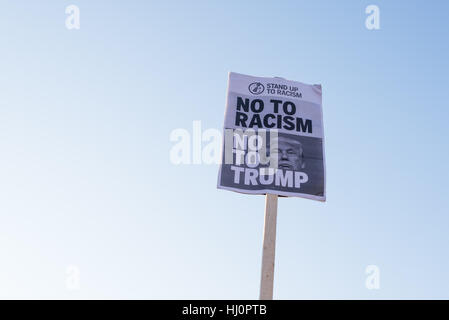 Londres, Royaume-Uni - 21 janvier 2017. Signe de protestation contre le racisme à l'encontre de Donald Trump. Des milliers de manifestants se sont rassemblés à Trafalgar Square pour assister à la Marche des femmes contre l'atout de Donald appelant pour les droits de l'homme et l'égalité. Banque D'Images