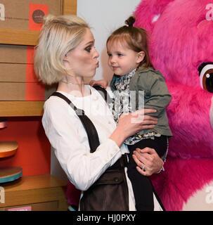 New York, USA. 21 Jan, 2017. Coco Rocha, Ioni James Conran au cas où Care Bears X saupoudre de célébrer la Journée nationale de Hug à Nutrifer Cupcakes New York. Credit : RCF/Everett Collection/Alamy Live News Banque D'Images