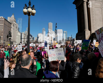 Chicago, Illinois, USA. 21 Jan, 2017. Des milliers de femmes et d'hommes ont convergé vers le centre-ville de Chicago aujourd'hui en protestation de l'atout de Donald devient le 45e président des États-Unis. Credit : Todd Bannor/Alamy Live News Banque D'Images