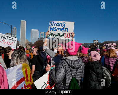 Chicago, Illinois, USA. 21 Jan, 2017. Des milliers de femmes et d'hommes ont convergé vers le centre-ville de Chicago aujourd'hui en protestation de l'atout de Donald devient le 45e président des États-Unis. Credit : Todd Bannor/Alamy Live News Banque D'Images