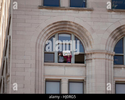 Chicago, Illinois, USA. 21 Jan, 2017. Deux femmes occupent un 'Amour' ouvrir une fenêtre de l'Université Roosevelt au-dessus de l'avenue du Michigan pendant la démonstration ci-dessous. Credit : Todd Bannor/Alamy Live News Banque D'Images