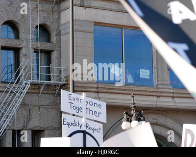 Chicago, Illinois, USA. 21 Jan, 2017. Tenir les manifestants pancartes dans une fenêtre de l'Université Roosevelt au-dessus de Michigan Avenue au cours de la Marche des femmes sur Chicago. Credit : Todd Bannor/Alamy Live News Banque D'Images