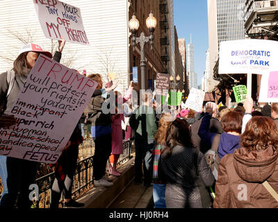 Chicago, Illinois, USA. 21 Jan, 2017. Des milliers de femmes et d'hommes ont convergé vers le centre-ville de Chicago aujourd'hui en protestation de l'atout de Donald devient le 45e président des États-Unis. Credit : Todd Bannor/Alamy Live News Banque D'Images