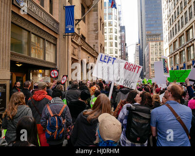 Chicago, Illinois, USA. 21 Jan, 2017. Des milliers de femmes et d'hommes ont convergé vers le centre-ville de Chicago aujourd'hui en protestation de l'atout de Donald devient le 45e président des États-Unis. Credit : Todd Bannor/Alamy Live News Banque D'Images