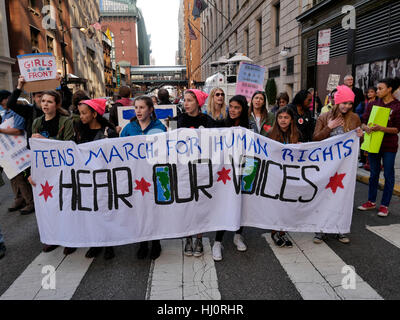 Chicago, Illinois, USA. 21 Jan, 2017. Des milliers de femmes et d'hommes ont convergé vers le centre-ville de Chicago aujourd'hui en protestation de l'atout de Donald devient le 45e président des États-Unis. Credit : Todd Bannor/Alamy Live News Banque D'Images