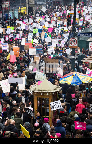 New York, NY, USA. 21 janvier 2017. Marche des femmes à New York. Un manifestant porte un signe avec le mot 'Nasty' parmi une grande foule de manifestants lors de la marche. Crédit : Matthieu Cherchio/Alamy Live News Banque D'Images