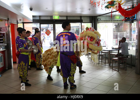 Sydney, Australie. 21 janvier 2017. Un spectacle de danse du lion fait le tour de la Cour mondiale de l'alimentation manger pour célébrer le Nouvel An chinois qui tombe le 28 janvier. Crédit : © Richard Milnes/Alamy Live News Banque D'Images