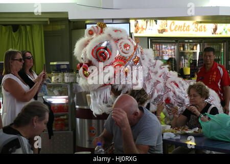 Sydney, Australie. 21 janvier 2017. Un spectacle de danse du lion fait le tour de la Cour mondiale de l'alimentation manger pour célébrer le Nouvel An chinois qui tombe le 28 janvier. Crédit : © Richard Milnes/Alamy Live News Banque D'Images