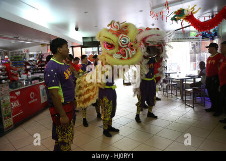 Sydney, Australie. 21 janvier 2017. Un spectacle de danse du lion fait le tour de la Cour mondiale de l'alimentation manger pour célébrer le Nouvel An chinois qui tombe le 28 janvier. Crédit : © Richard Milnes/Alamy Live News Banque D'Images