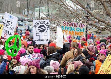 Augusta, Maine, USA. 21 Jan, 2017. La Marche des femmes sur Maine rassemblement devant le Capitole de l'État du Maine. La marche sur le Maine est une soeur rassemblement pour la Marche des femmes sur l'État de Washington. Crédit : Jennifer Booher/Alamy Live News Banque D'Images