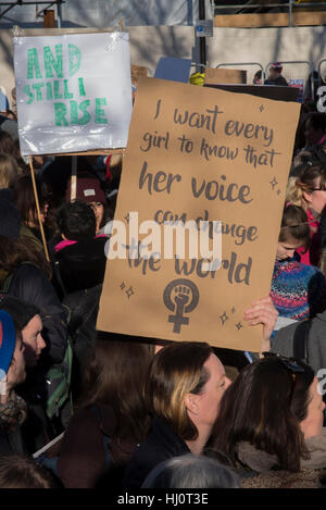 Masses de manifestants avec des signes démontrant la solidarité et l'unité entre les femmes dans le monde entier au cours de la marche des femmes sur Londres le 21 janvier 2017 à Londres, au Royaume-Uni. Banque D'Images