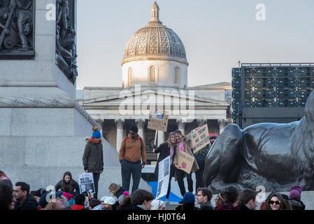 Des manifestants leurs voix et signe en face de la National Gallery de Londres, au Royaume-Uni au cours de la Marche des femmes sur Londres le 21 janvier 2016. Banque D'Images