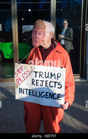 Manifestant avec 'Trump rejette l'Intelligence' sign Banque D'Images