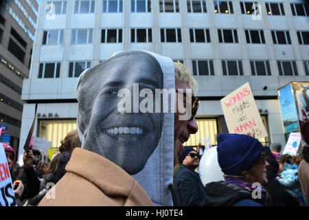 New York, USA. 21 Jan, 2017. Le port d'un manifestant à la capuche Obama mars. Crédit : Rachel Cauvin/Alamy Live News Banque D'Images