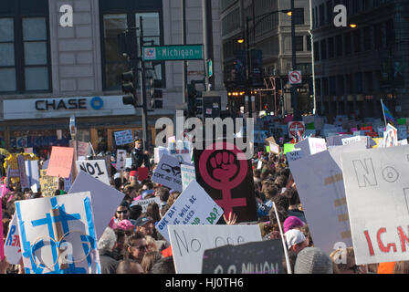 Chicago, Illinois, USA. 21 Jan, 2017. 150 000 personnes, des milliers de plus que prévu, se sont réunis à Grant Park et dans les rues du centre-ville de Chicago en signe de protestation contre l'élection de Donald Trump au président des États-Unis. Il s'agissait d'un rassemblement pacifique, presque une atmosphère de fête. Les gens créatifs pour montrer des signes soulevé leur mécontentement face à la nouvelle administration. L'égalité, les droits des femmes, et de la foi dans le réchauffement climatique ont été certains des thèmes affichés sur l'affichage. Credit : ZUMA Press, Inc./Alamy Live News Banque D'Images