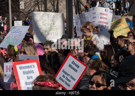 Chicago, Illinois, USA. 21 Jan, 2017. 150 000 personnes, des milliers de plus que prévu, se sont réunis à Grant Park et dans les rues du centre-ville de Chicago en signe de protestation contre l'élection de Donald Trump au président des États-Unis. Il s'agissait d'un rassemblement pacifique, presque une atmosphère de fête. Les gens créatifs pour montrer des signes soulevé leur mécontentement face à la nouvelle administration. L'égalité, les droits des femmes, et de la foi dans le réchauffement climatique ont été certains des thèmes affichés sur l'affichage. Credit : ZUMA Press, Inc./Alamy Live News Banque D'Images