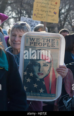 Chicago, Illinois, USA. 21 Jan, 2017. 150 000 personnes, des milliers de plus que prévu, se sont réunis à Grant Park et dans les rues du centre-ville de Chicago en signe de protestation contre l'élection de Donald Trump au président des États-Unis. Il s'agissait d'un rassemblement pacifique, presque une atmosphère de fête. Les gens créatifs pour montrer des signes soulevé leur mécontentement face à la nouvelle administration. L'égalité, les droits des femmes, et de la foi dans le réchauffement climatique ont été certains des thèmes affichés sur l'affichage. Credit : ZUMA Press, Inc./Alamy Live News Banque D'Images