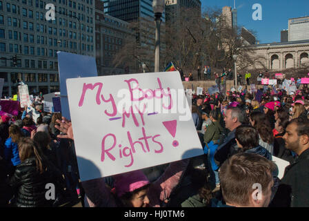 Chicago, Illinois, USA. 21 Jan, 2017. 150 000 personnes, des milliers de plus que prévu, se sont réunis à Grant Park et dans les rues du centre-ville de Chicago en signe de protestation contre l'élection de Donald Trump au président des États-Unis. Il s'agissait d'un rassemblement pacifique, presque une atmosphère de fête. Les gens créatifs pour montrer des signes soulevé leur mécontentement face à la nouvelle administration. L'égalité, les droits des femmes, et de la foi dans le réchauffement climatique ont été certains des thèmes affichés sur l'affichage. Credit : ZUMA Press, Inc./Alamy Live News Banque D'Images