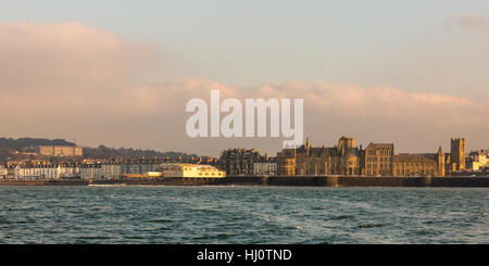 Aberystwyth, Ceredigion, pays de Galles, Royaume-Uni. 21 janvier 2017 UK Weather : Beaucoup de gens et de profiter du temps calme au coucher du soleil à Aberystwyth, après une journée ensoleillée. © Ian Jones/Alamy Live News Banque D'Images