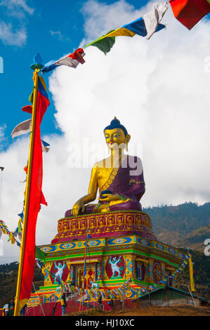 Bouddha Doré commandant une colline au-dessus de la frontière près de Tawang etudes, de l'Arunachal Pradesh, Inde du nord-est Banque D'Images